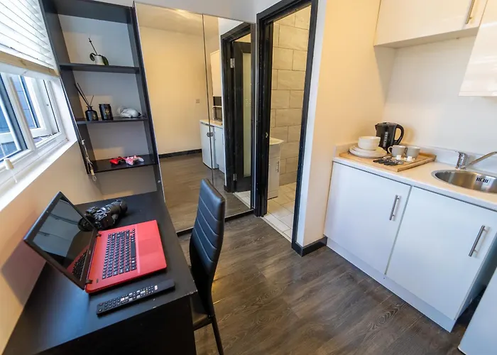 Stay Sa Equipped Studios Next To Uob And Qe!